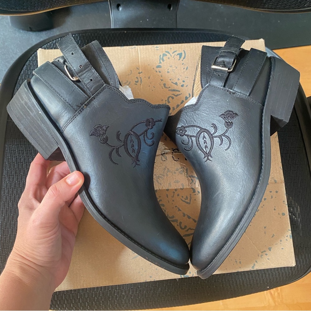 MUSSE & CLOUD Leather Ankle Booties